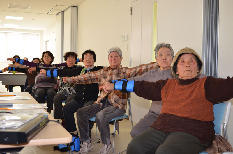 2015年2月のトピックス「体操に取り組む参加者」