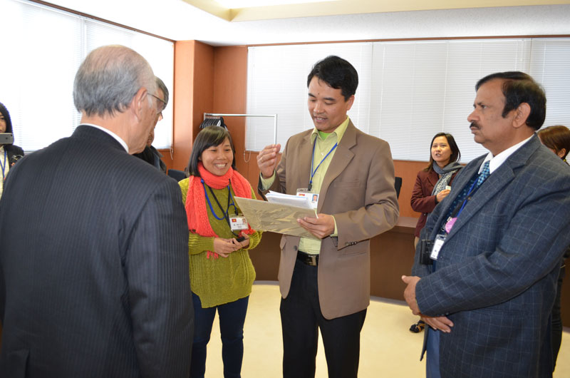 2015年3月のトピックス「石田正組合長（左）へ感謝の言葉を述べるディン ホン タイ氏」