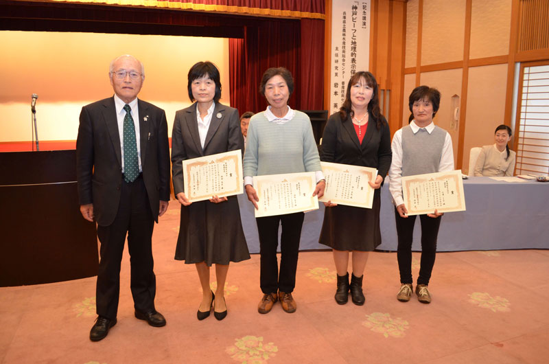 2016年4月のトピックス「石田組合長（左）と受賞者」