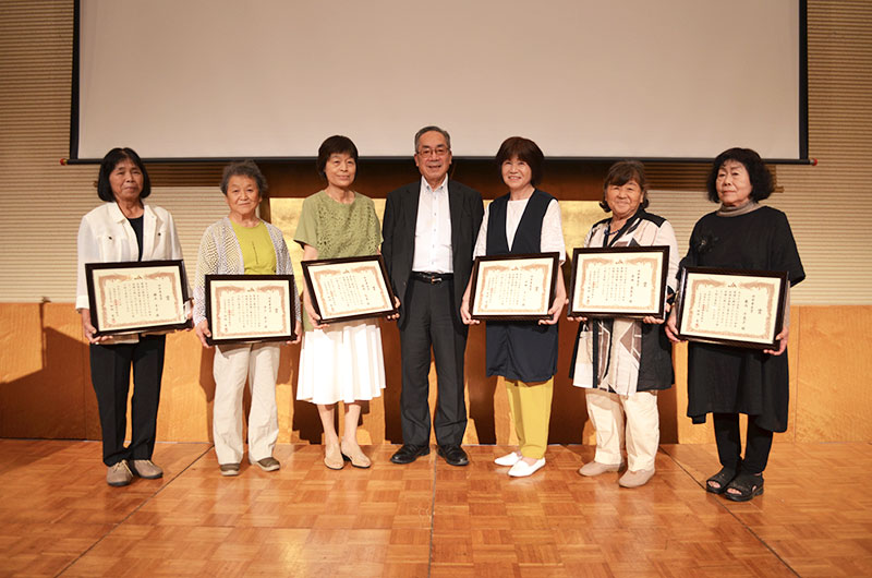 2024年8月のトピックス「相坂組合長と受賞者（右から藪内さん、原田さん、山田さん、相坂組合長、濵﨑さん、石上さん、領五さん）」